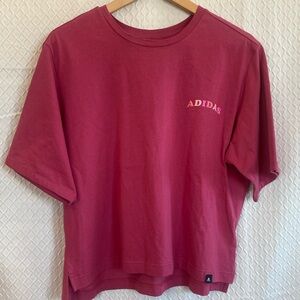 Casual red/pink Adidas t-shirt. Cropped style. Short sleeves. Comfortable fit. L